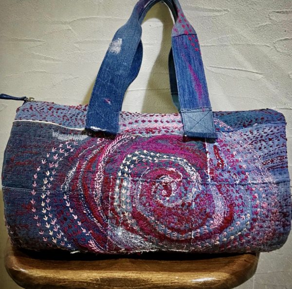 デニムパッチワーク渦刺し子刺繍ドラム型バック(ピンク赤系) - Image 2