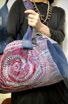 デニムパッチワーク渦刺し子刺繍ドラム型バック(ピンク赤系)