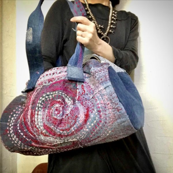デニムパッチワーク渦刺し子刺繍ドラム型バック(ピンク赤系)