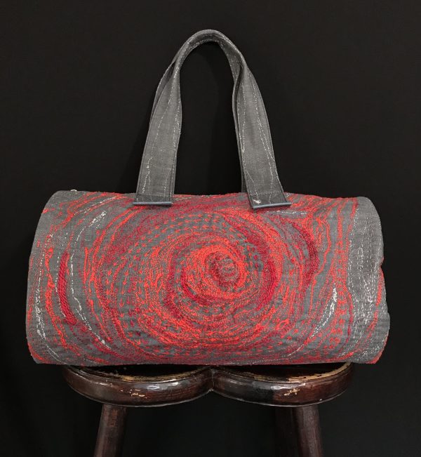 グレーカラーデニム渦刺し子刺繍ドラム型鞄(赤系) - Image 2