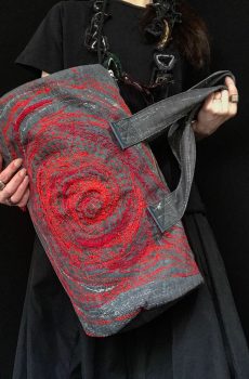 グレーカラーデニム渦刺し子刺繍ドラム型鞄(赤系)