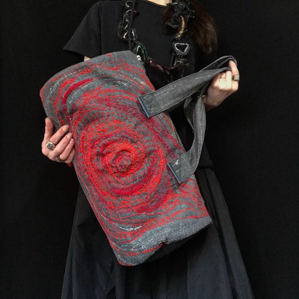 グレーカラーデニム渦刺し子刺繍ドラム型鞄(赤系)