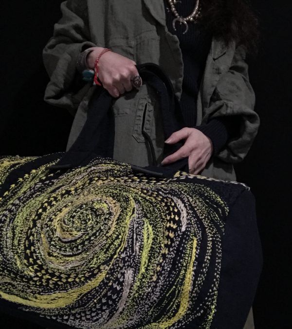 ブラックデニム渦刺し子刺繍ドラム型鞄(黄色系) - Image 6
