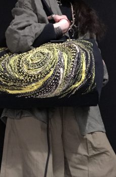 ブラックデニム渦刺し子刺繍ドラム型鞄(黄色系)