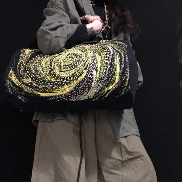 ブラックデニム渦刺し子刺繍ドラム型鞄(黄色系)