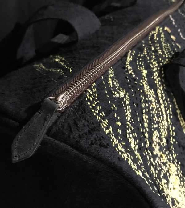 ブラックデニム渦刺し子刺繍ドラム型鞄(黄色系) - Image 5
