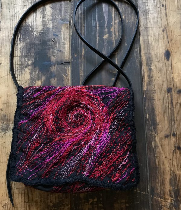 赤渦刺し子刺繍クロスボディバッグ - Image 2