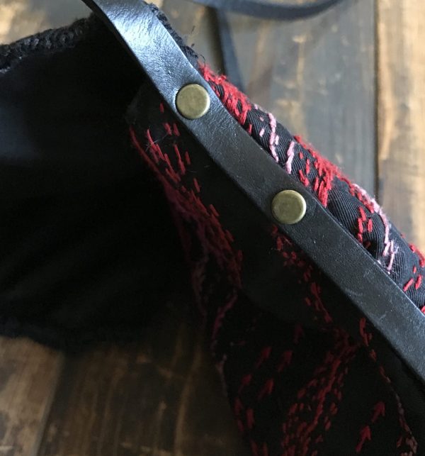 赤渦刺し子刺繍クロスボディバッグ - Image 4