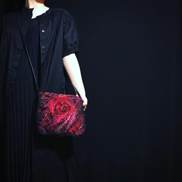 赤渦刺し子刺繍クロスボディバッグ - Image 5