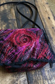 赤渦刺し子刺繍クロスボディバッグ