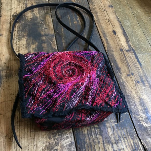 赤渦刺し子刺繍クロスボディバッグ