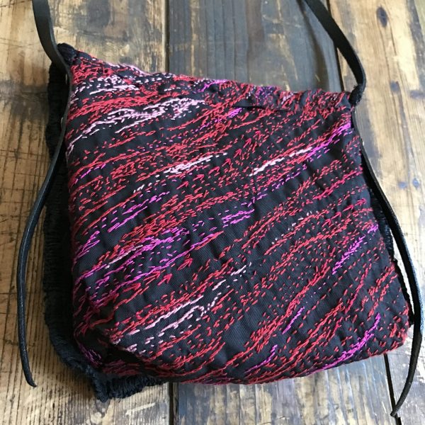 赤渦刺し子刺繍クロスボディバッグ - Image 3