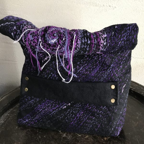 ブラックデニム紫渦刺し子刺繍クラッチバッグ - Image 5
