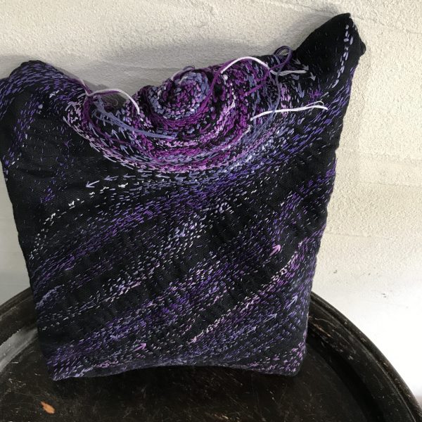 ブラックデニム紫渦刺し子刺繍クラッチバッグ - Image 4