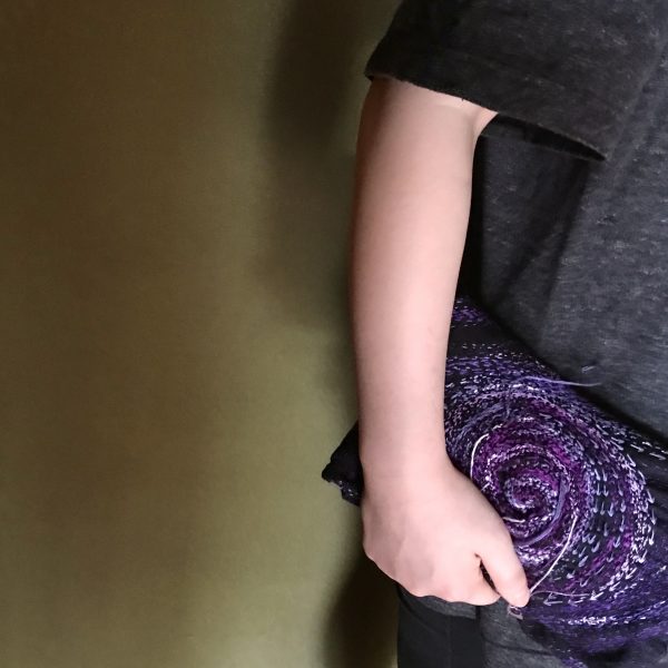 ブラックデニム紫渦刺し子刺繍クラッチバッグ - Image 3