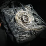 白系渦刺し子刺繍黒デニム鞄(リュック) - Image 6