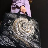 白系渦刺し子刺繍黒デニム鞄(リュック) - Image 2