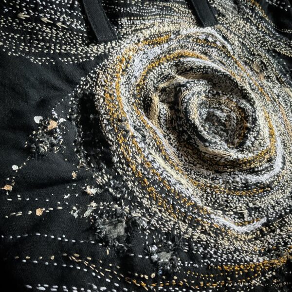 白系渦刺し子刺繍黒デニム鞄(リュック) - Image 5