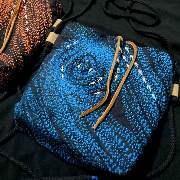 ブラックデニム青渦刺し子刺繍ミニバッグ - Image 2