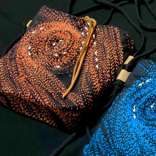 ブラックデニムオレンジ渦刺し子刺繍ミニバッグ - Image 2