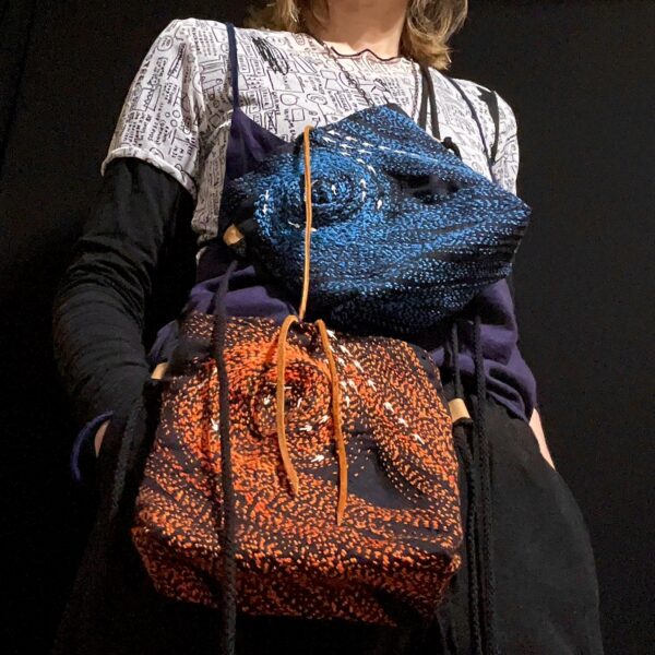 ブラックデニムオレンジ渦刺し子刺繍ミニバッグ